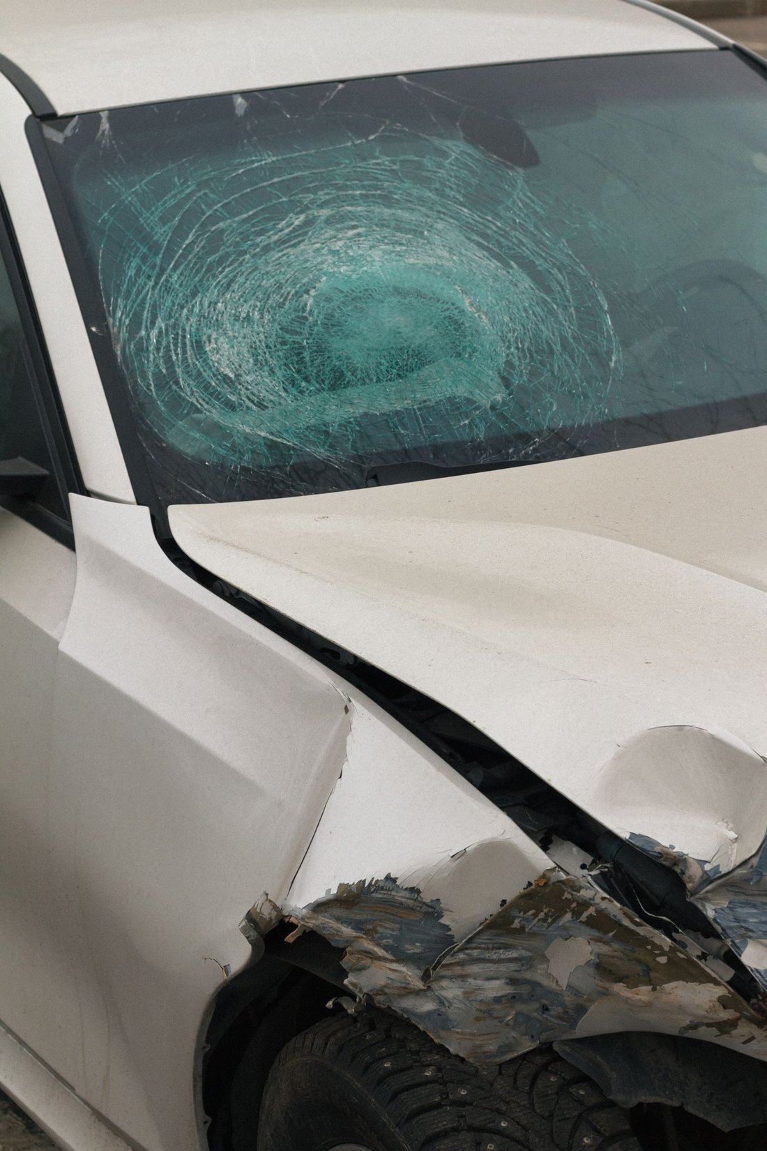 Unfallschaden an einer Fahrzeugfront, dokumentiert für die Schadensregulierung